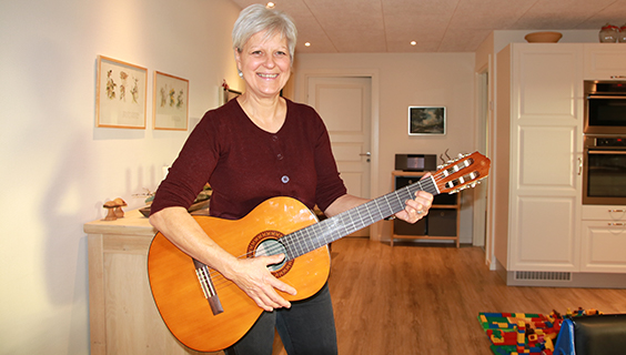 Ellen Sloth Nielsen - med guitaren som hun ofte benytter.